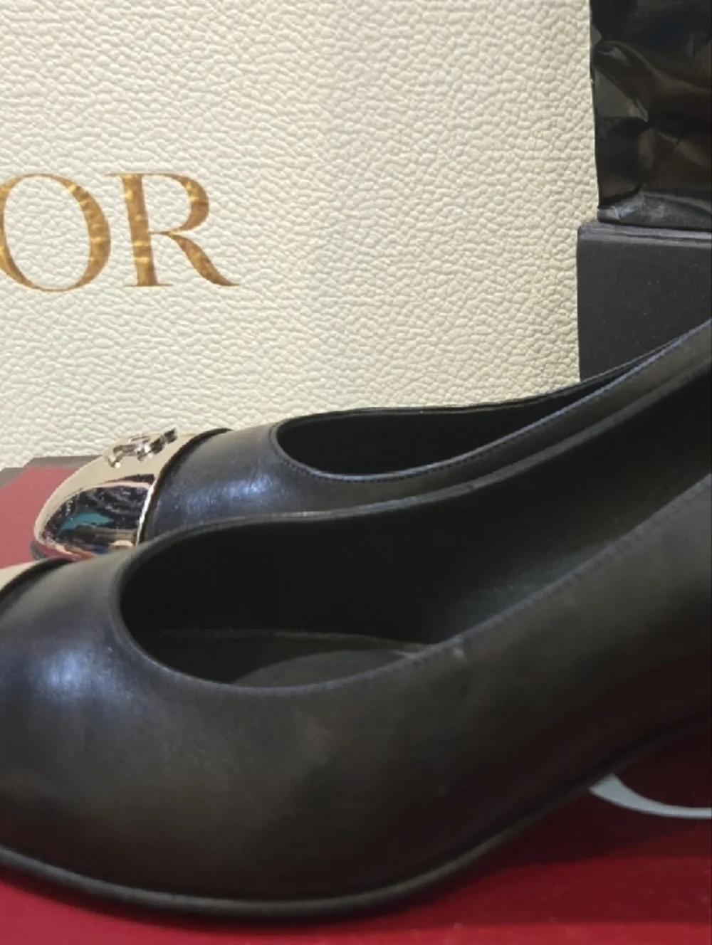 CHANEL Black Leather Women's Flats - Classic Round Toe - Picture 4 of 16